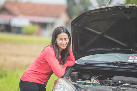 女人想要修复她破碎的车