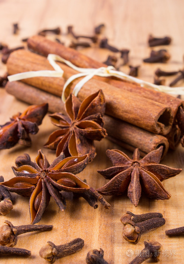 八角茴香肉桂和丁香在木桌前为烹饪调味