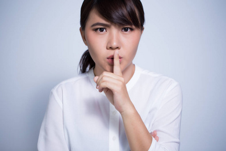 要求保持沉默的女人图片