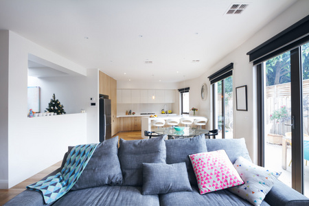 在开放式客厅现代家庭的舒适灰色沙发照片