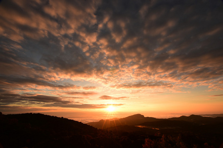 美丽的夕阳在山