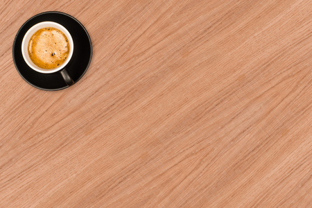 木制表顶部视图上经典杯咖啡