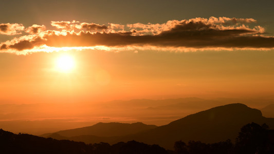 美丽的夕阳在山