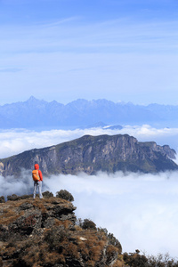 女人的徒步旅行者在山上徒步旅行