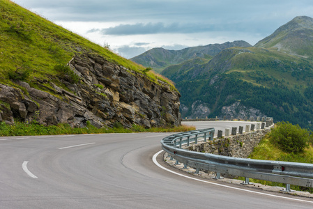 山区道路转弯