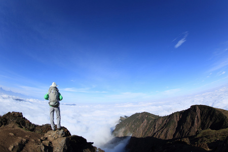 在山的徒步旅行女性