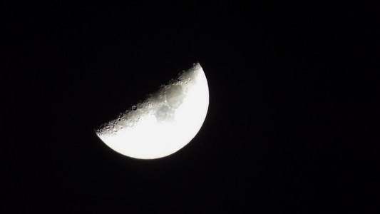 在夜晚的月亮