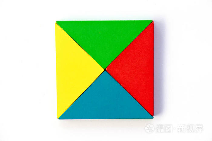 木制彩色玩具块三角形形状生成到白色背景上的广场设计中