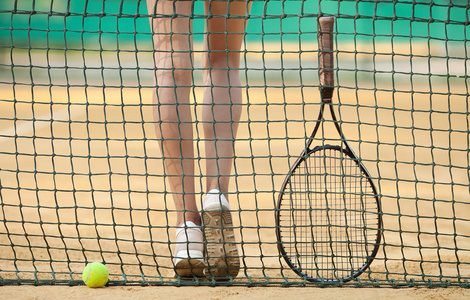 与网球球员腿 球 净额结算 球拍红土网球场