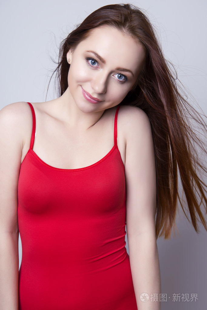 年轻漂亮的红头发女人高高兴兴地