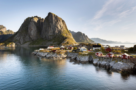在 Hamnoy 岛上，挪威的捕鱼的红小屋 挪威木屋就