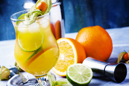 夏季柑橘含酒精的鸡尾酒