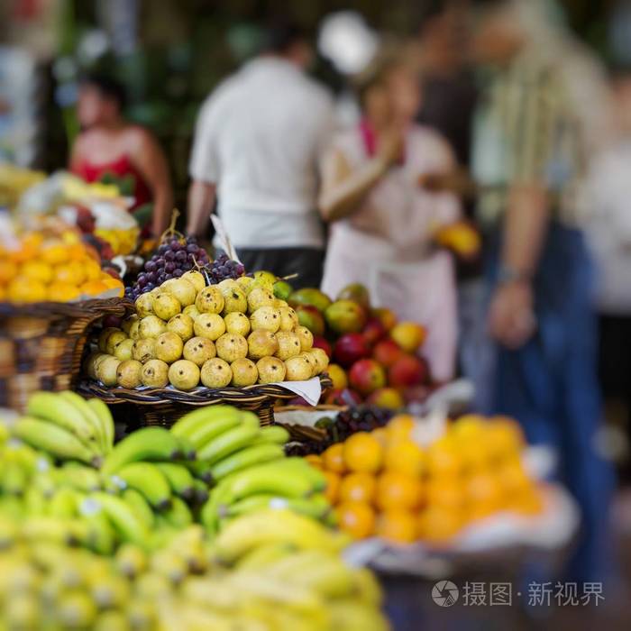 新鲜的异国情调水果在市场上有两个马德拉洗衣机