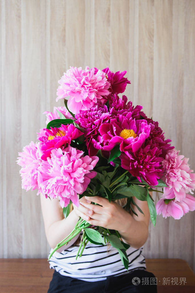 女人抱着一束牡丹