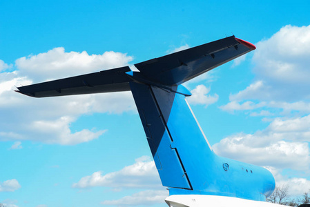 喷气式飞机在天空飞行的飞机跑道，底部视图背景前的尾巴