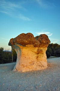 日出时分贝利 plast 村附近的岩石形成石蘑菇