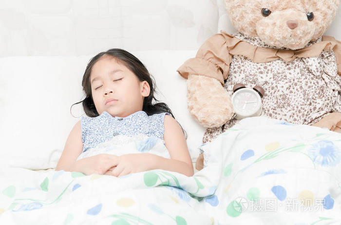 睡在床上的可爱小女孩