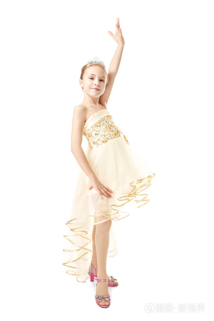 白色背景的可爱的小舞蹈家