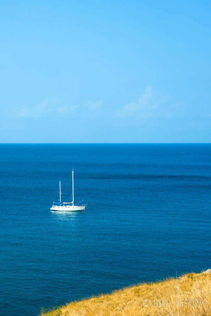 在碧蓝的大海的白色游艇