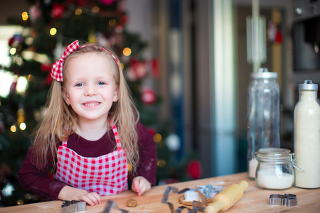 烘烤圣诞饼干在家里的小可爱女孩