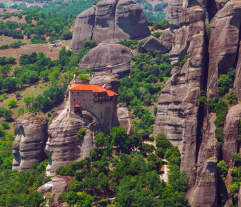 米特奥拉修道院上高大的岩石和春天的时候，希腊在山区公路的全景视图