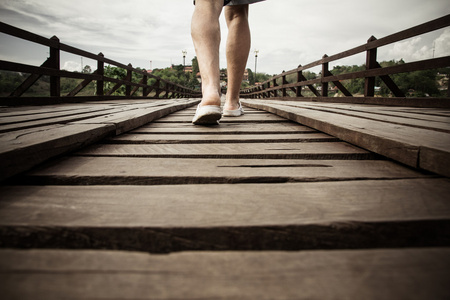 在一座木桥上行走的人图片