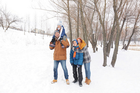 幸福的家庭在冬季公园