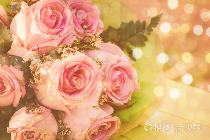 复古粉色玫瑰花上的木桌垮掉背景