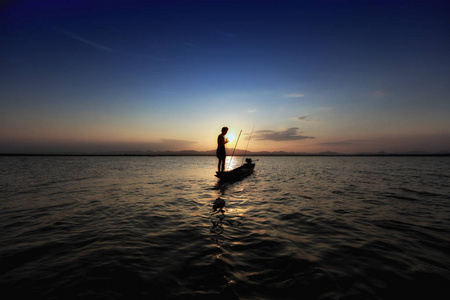 剪影渔夫和小船在河上在日落,泰国插画