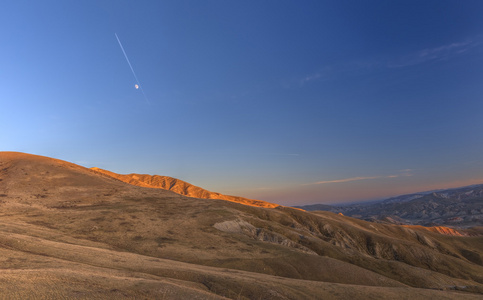 在 Khizi.Azerbaijan 山的日落