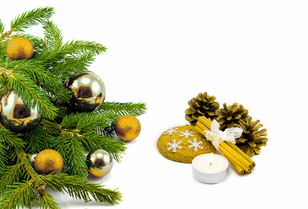 新的一年主题 圣诞树 金黄球 装饰品 蜡烛 雪花 饼干 锥 肉桂上白色孤立