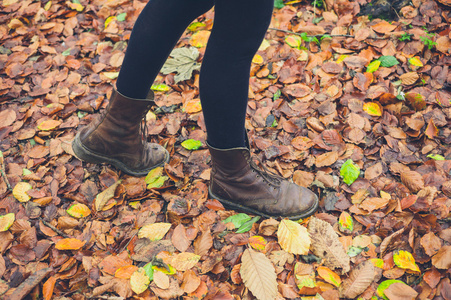 走在叶子的女人的脚