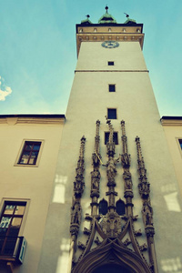 布尔诺市。捷克共和国欧洲。老市政厅的门。一张美丽的老建筑和旅游景点与瞭望塔的照片。旅游资料中心