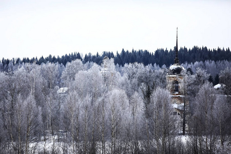 教会在村庄在冬天