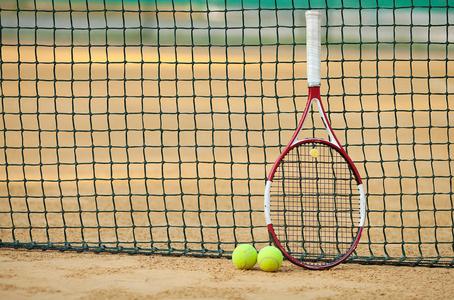 网球球拍与球粘土法院