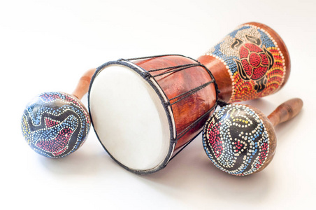 在白色背景上的非洲鼓照片