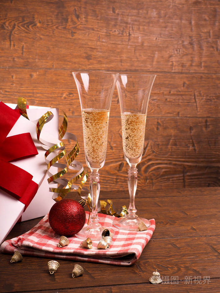 庆祝两杯香槟酒木制背景上