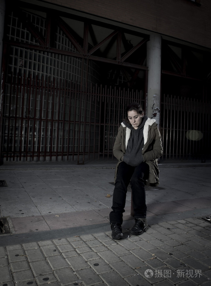 女人独自在街头痛苦抑郁看起来沮丧绝望和无助