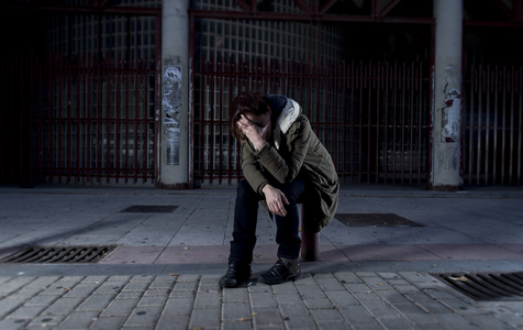 女人独自在街头痛苦抑郁看起来沮丧绝望和无助照片