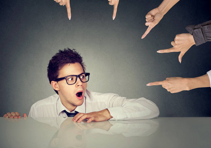 资源恐慌吓得躲在桌子被人指指点点他指控的人员工照片