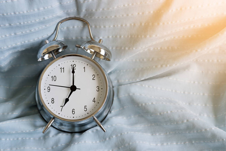 早上八点钟在床上照片