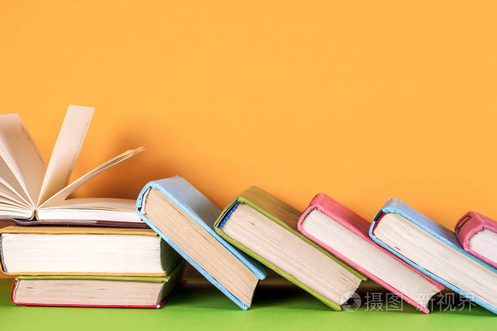 本打开的书,精装类图书归类明亮的彩色背景