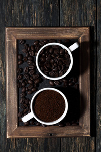 地面在杯中的咖啡和咖啡豆 顶视图垂直