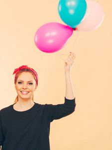 幸福微笑的女人，用气球