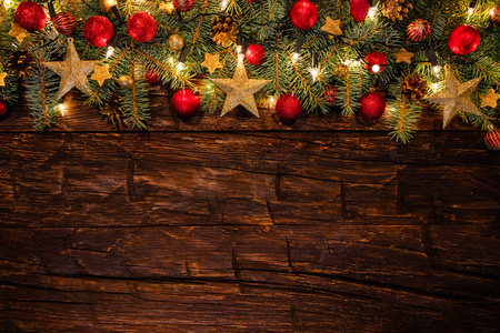 冷杉的枝条，在木板上圣诞装饰