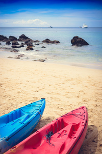 在热带沙滩，沙滩上的多彩皮艇