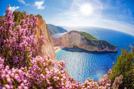 Navagio 海滩与沉船和反对日落，扎金索斯岛，希腊花