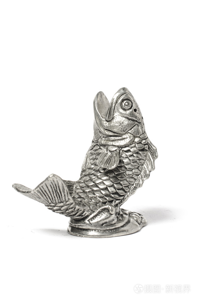 鱼上白色孤立的银制雕像