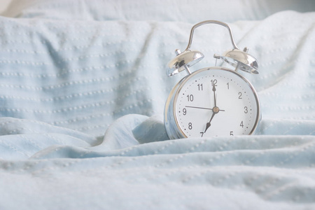 早上八点钟在床上照片