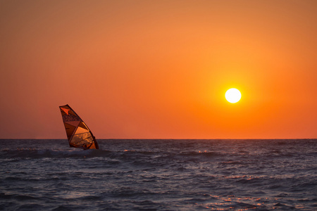 滑浪风帆 im Sonnenuntergang